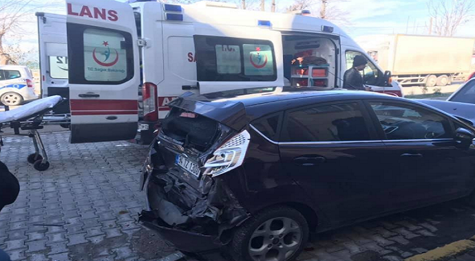 Kamyon, park halindeki araçlarla bisikletli yayaya çarptı
