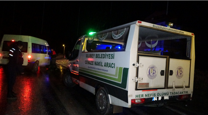 Uşak'ta çekici ile tankerin çarpışması sonucu meydana gelen kazada 1 kişi öldü, 1 kişi yaralandı.