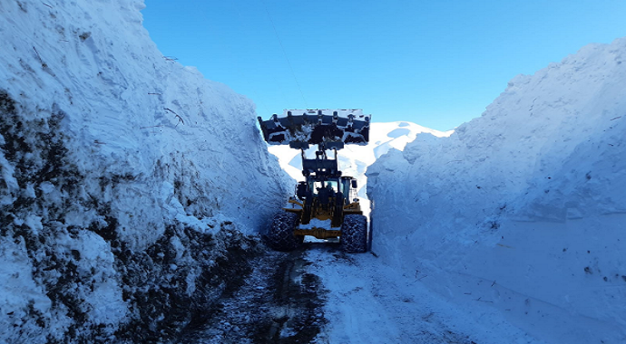 Yüksekova’da 6 metreyi bulan kar tünelleri şaşırttı