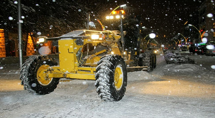 Başkan Pekmezci karla mücadele çalışmalarını sahada takip etti
