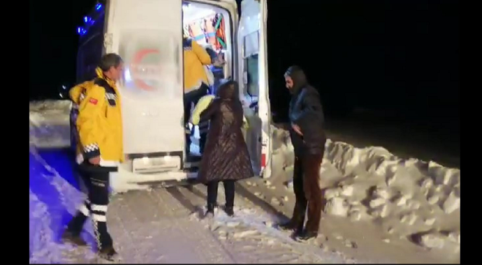 Bingöl’de karlı yollar hasta olan çocuklar için aşıldı