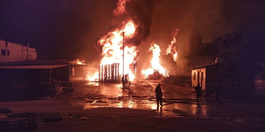 Gaziantep’te bir fabrikada yangın!  Yangına 10 itfaiye ekibi müdahale ediyor.