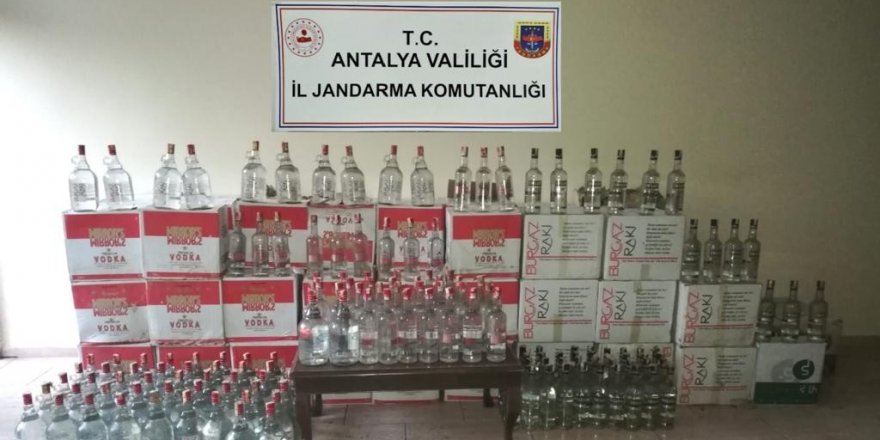 Manavgat'ta Otel deposundaki sahte içkiye jandarma baskını