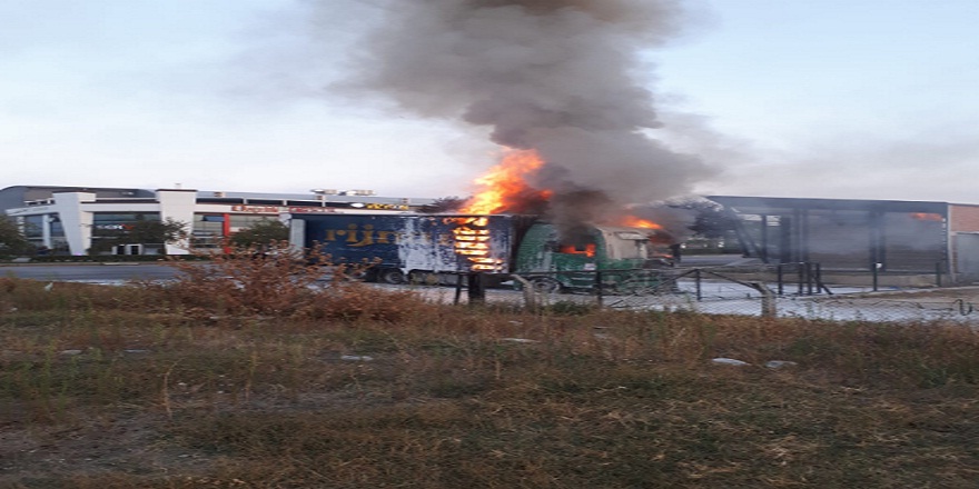 Park halindeki tır alev alev yandı