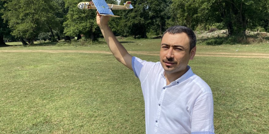Lise öğretmeni Abdullah Turan uçma hayaliyle telefondan kontrol edilebilir uçak yaptı
