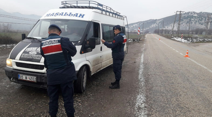 Amasya’da jandarmadan sürücülere 'emniyet kemeri ve cep telefonu' denetimi