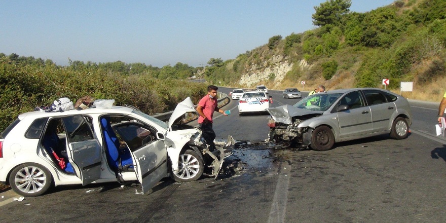 Antalya’nın Manavgat ilçesinde iki aracın kafa kafaya çarpışması sonucu 4 kişi yaralandı
