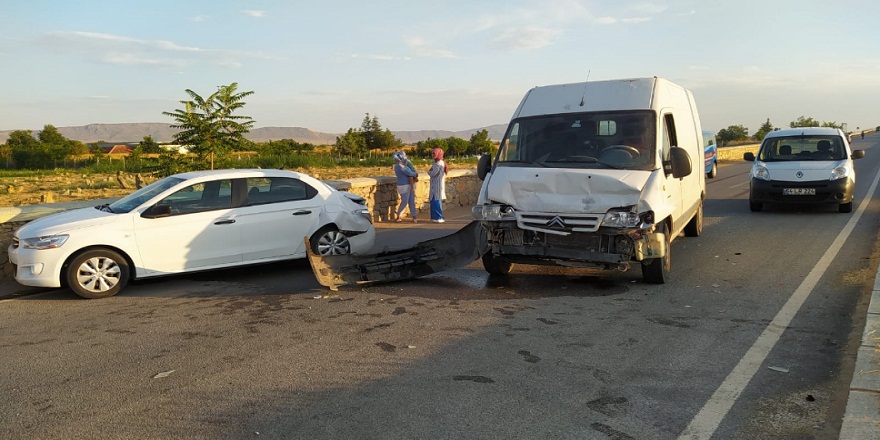 Başıboş hayvanı ezmeyeyim derken minübüsle çarpıştı