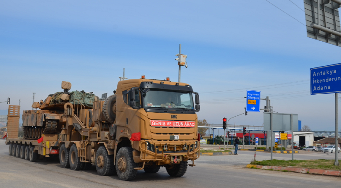 Sınıra tank ve zırhlı araç sevkiyatı sürüyor