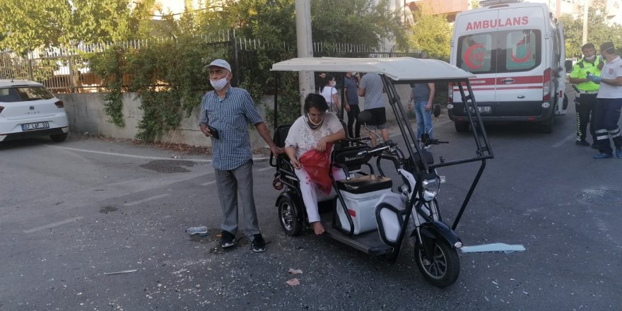 Manavgat'ta elektrikli bisiklete çarpması sonucu meydana gelen kazada 3 yaralı