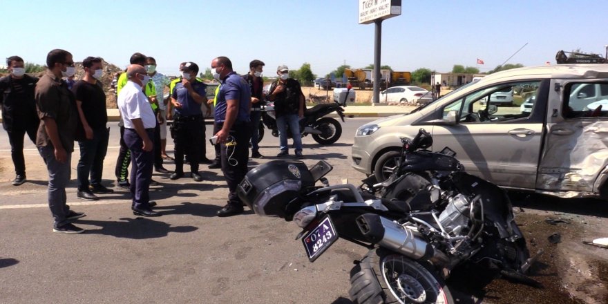Antalya'da Motosikletli polis timleri otomobille çarpıştı: 2 polis yaralı