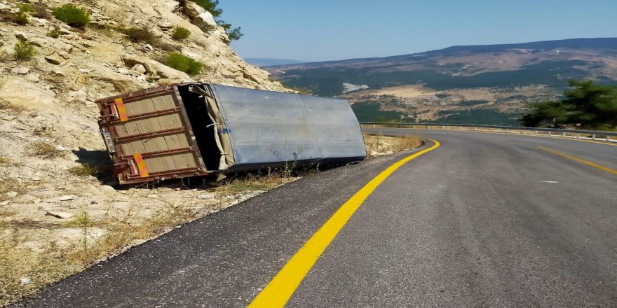 Karabük'te kamyon devrildi: 1 kişi yaralandı
