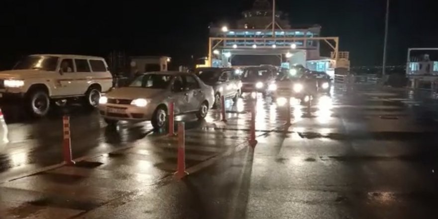 Yalova'da Dümen kilitlendi, feribot kuma saplandı