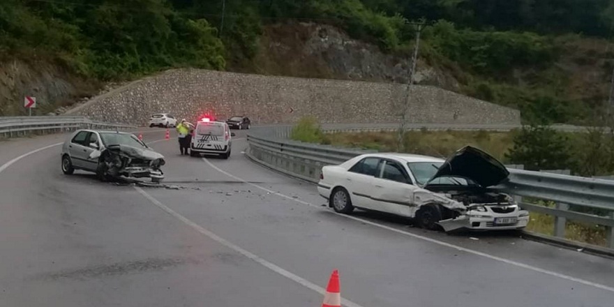 Bartın-Amasra karayolunda iki araç kafa kafaya çarpıştı