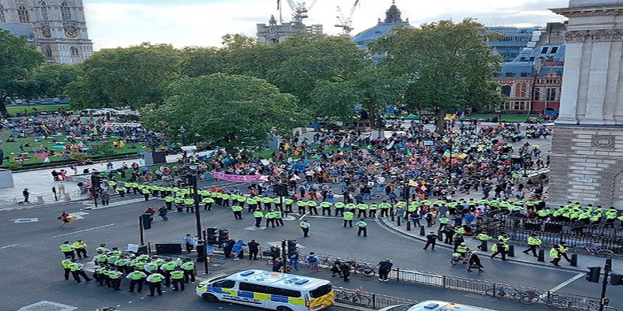 Avustralya'da halk hükümeti ve korona kısıtlamalarını protesto etti