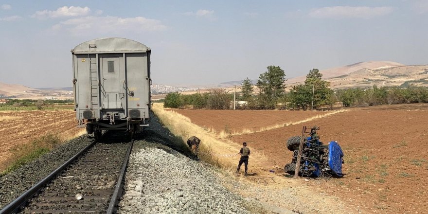 Trenin çarptığı ağır yaralanan traktörün sürücüsü Sedat Gür hayatını kaybetti