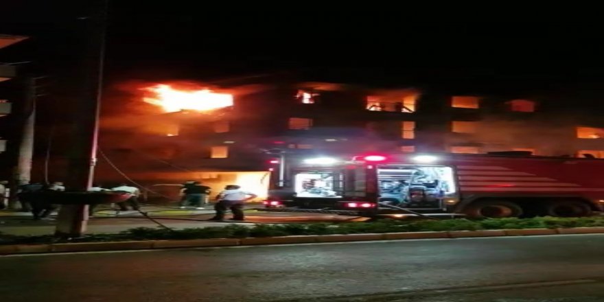 İzmir'de 5 katlı bir apartman alev alev yanıyor.