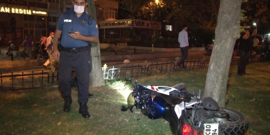 İstanbul'da  Polisin 'dur' ihtarına uymayan motosikletli kaçarken kaza yaptı