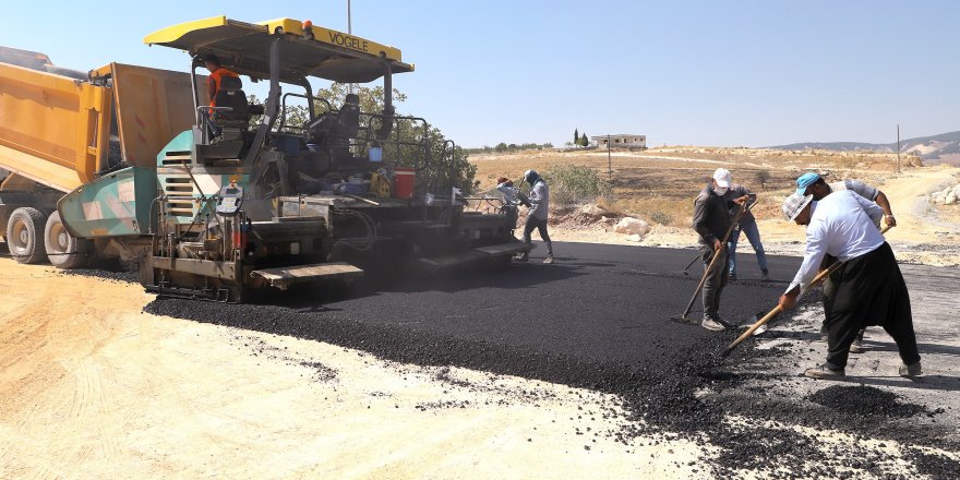 Şehitkamil Belediyesi Beykent mahallesinde yeni açılan yollar asfaltlanıyor