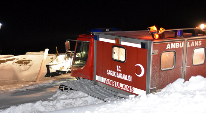 Bitlis’teki çetin kış şartlarında hastaların imdadına paletli ambulanslar yetişiyor