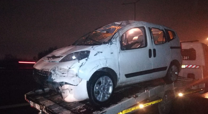 İzmir’de bariyerlere çarpan hafif ticari araç takla attı: 2 yaralı