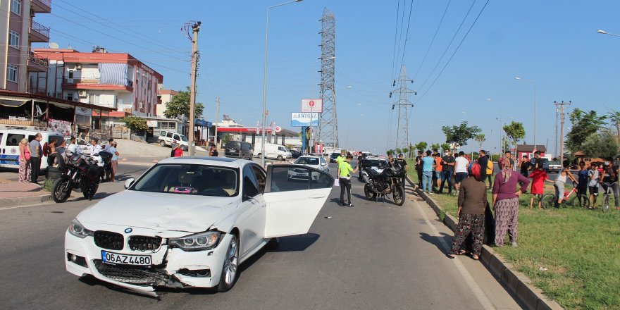 Antalya Kepez'de otomobil ile yunus timleri çarpıştı: 2 yaralı