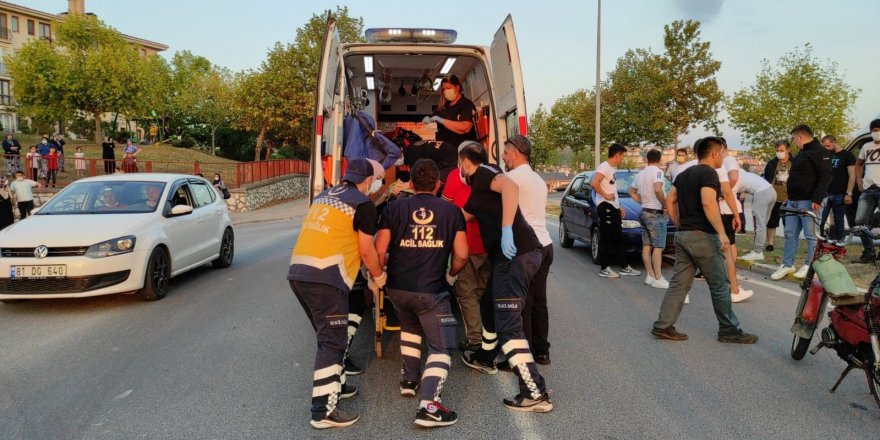 Düzce'de Otomobilin çarptığı motosiklet sürücüsü yaralandı vatandaşlar kan kaybetmesini önlemeye çalıştılar