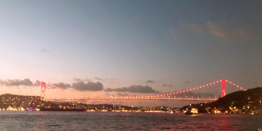 "7 Eylül Dünya Duchenne Farkındalık Günü" için İstanbul'un köprüleri kırmızıya büründü