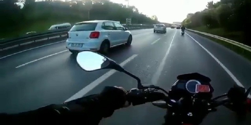 TEM Otoyolu’nda makas atan otomobil sürücüsü motosiklete çarptı