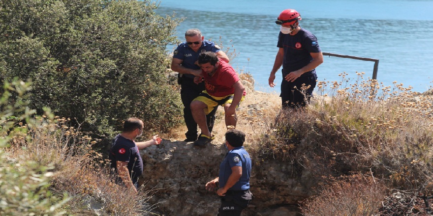 Antalya'da bunalıma girip intihar etmek isteyen kişiyi bir vatandaş canı pahasına kurtardı