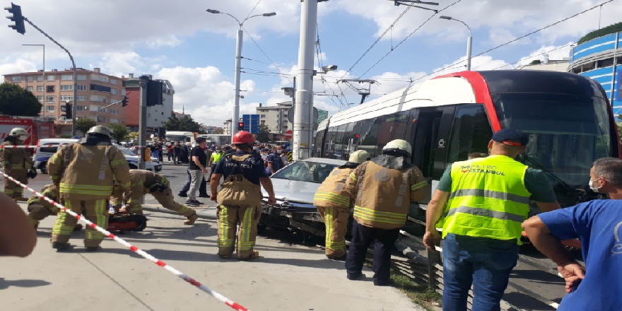 Bağcılar - Kabataş seferini gerçekleştiren tramvay otomobile çarptı
