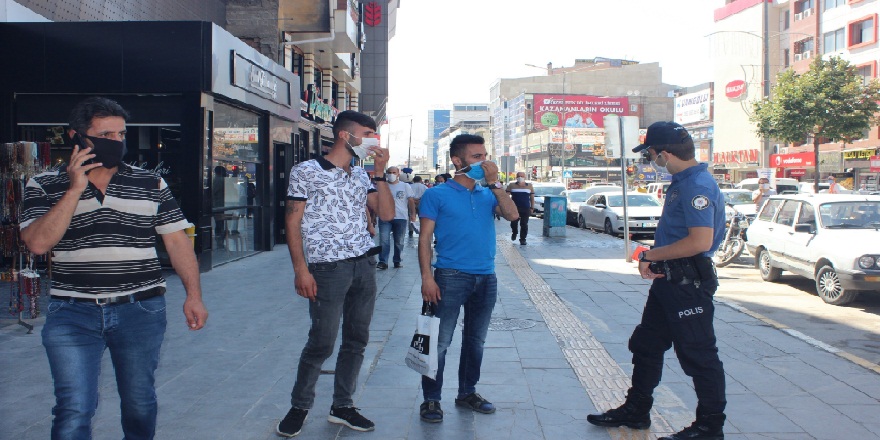 Van'da maske denetimi yaptıkları sırada bir gencin söyledikleri polis memurlarını güldürdü