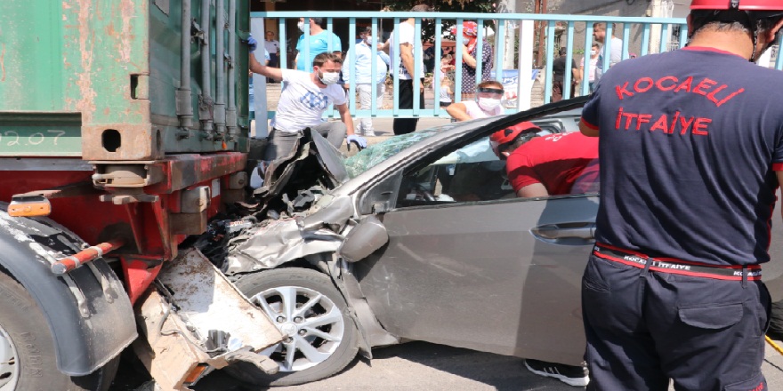 Otomobil yol kenarında bekleyen tıra çarptı: 1'i ağır 3 yaralı