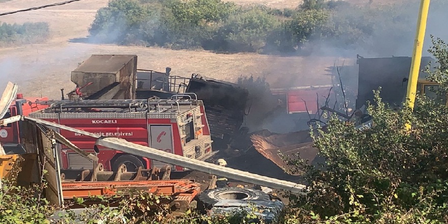 Kocaeli’nin Gebze ilçesinde makilik alanda çıkan yangın araçlara sıçradı