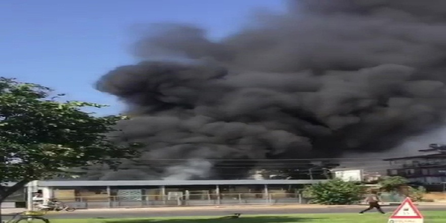 Briket fabrikasında çıkan yangınla gökyüzünü simsiyah dumanlar kapladı