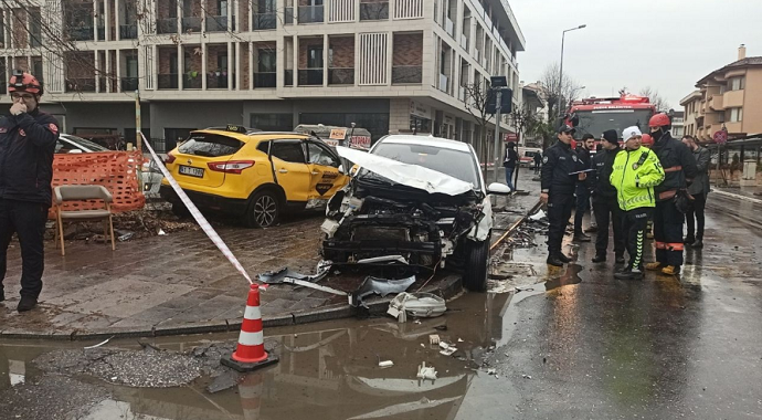 İki otomobil kavşakta çarpıştı: 3 yaralı