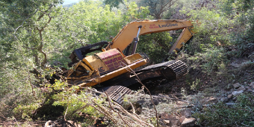 İş makinası 500 metre yüksekten aşağı yuvarlandı,operatör hayatını kaybetti