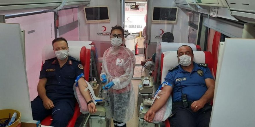 Antalya'da polis ve jandarmadan kan bağışı
