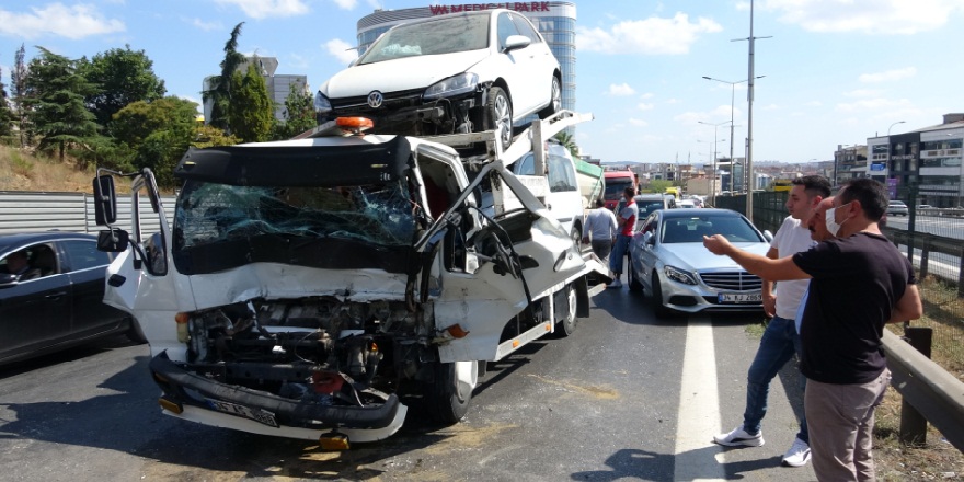 Pendik D-100 de aniden duran trafik zincirleme kazaya neden oldu