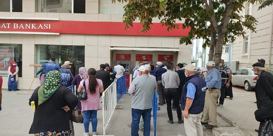 Çorum'da banka önünde mesafe ihlali yapan vatandaşlara polis uyarısı