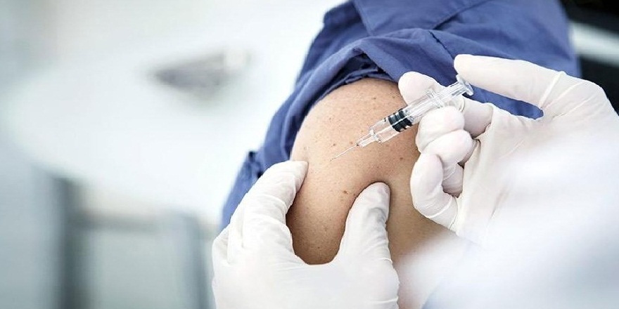 Zatürre aşısı için sağlık ocağına akın eden vatandaşlara aile hekimlerinden uyarı