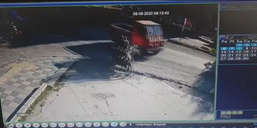 Motosiklet sürücüsü patpata çarpmamak için manevra yapınca iş yerine daldı