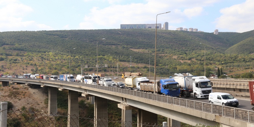 TEM’deki kaza trafiği felce uğrattı