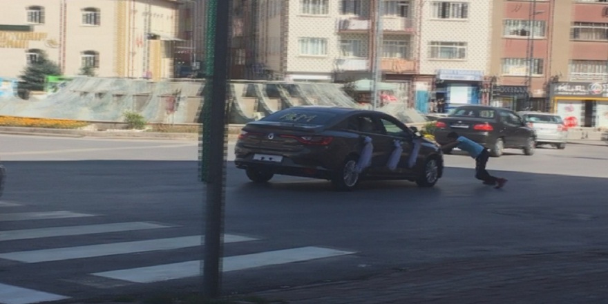 Gelin arabasından bahşiş alabilmek için canını hiçe saydı