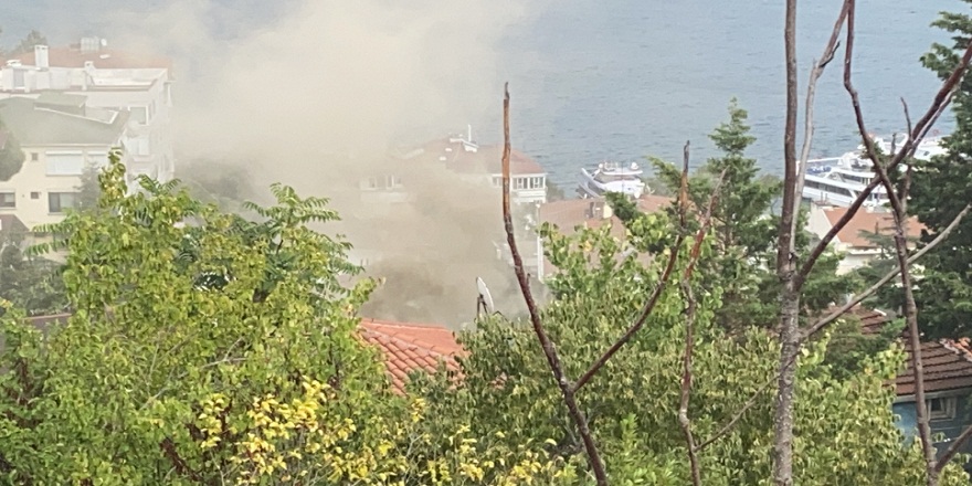 Beşiktaş Bebek'te bir evin çatı katı alev alev yandı