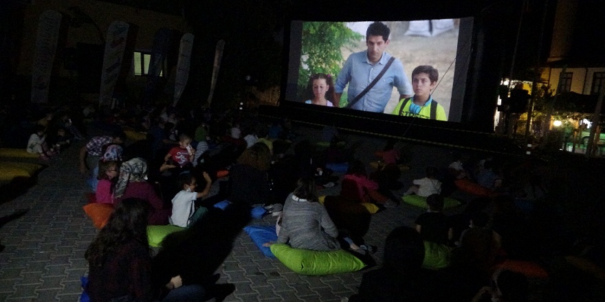 Köylü çocukların açık havada sinema keyfi