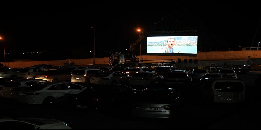 Bingöl’de arabalı sinema keyfi vatandaşlardan büyük ilgi gördü