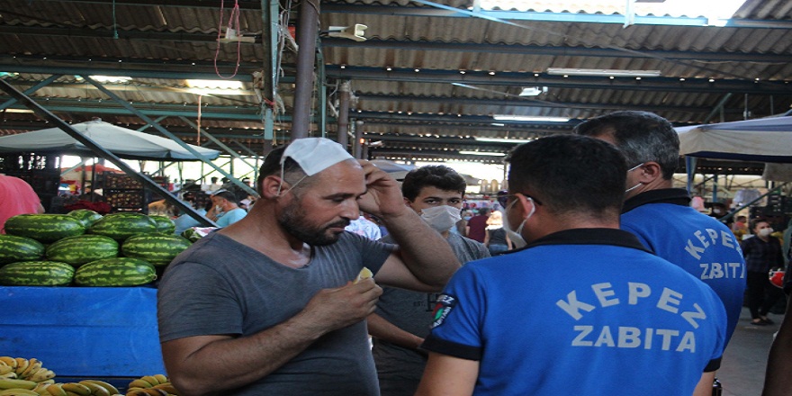 Maskeyi ağzına değilde kafasına takan pazarcı zabıtanın uyarısı üzerine verdiği cevap pes dedirtti