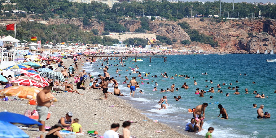 Turizm kenti Antalya’da, sahillerde sosyal mesafe ve maske unutuldu