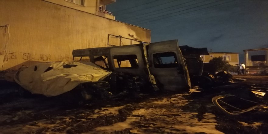 Kocaeli Çayırova'da hurda araçlar alevlere teslim oldu